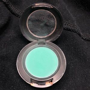 MAC EYESHADOW- newly minted (lightly used)